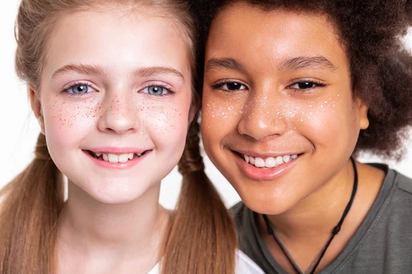 I bambini attraenti pacifici che collegano facce mentre fotografano — Foto Stock