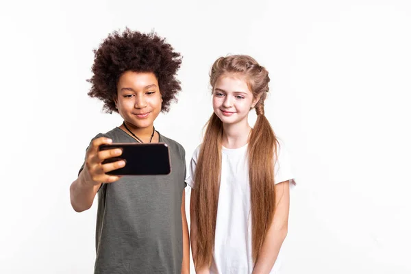 Pretty young kids making selfie together on smartphone — Stock Photo, Image