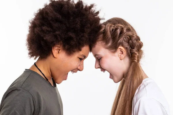 Aggressive, gut aussehende Kinder lassen Emotionen aufeinander los — Stockfoto