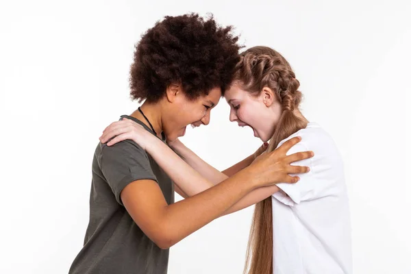 Salvajes amigos atractivos que tienen terapia inusual mientras gritan el uno al otro — Foto de Stock