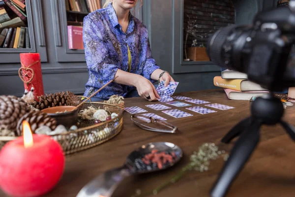 Nahaufnahme einer im Einsatz befindlichen Tarotkarte — Stockfoto