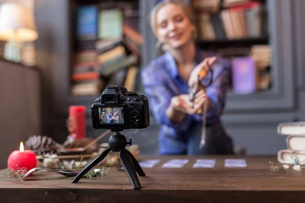 Modern professionell kamera som används för en inspelning en video — Stockfoto