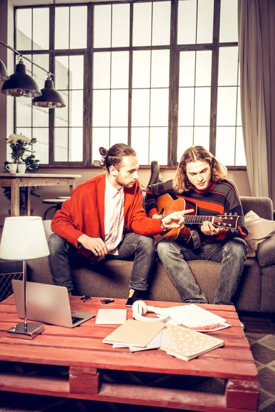 Zwei Musiker, die in der Band spielen und zu Hause neue Songs komponieren — Stockfoto
