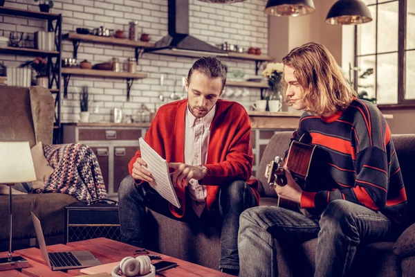 Gitaar docent houden bladmuziek boek terwijl onderwijs student — Stockfoto