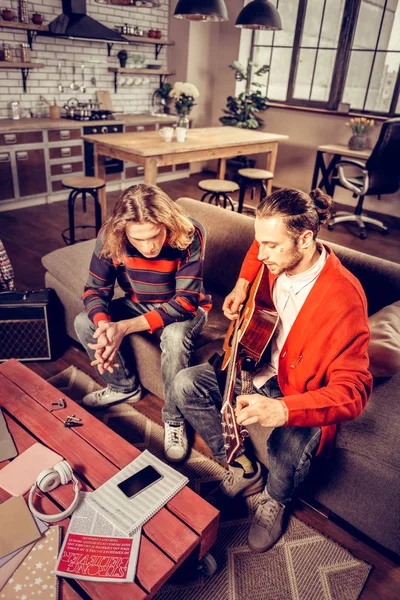 Dark-haired gitaar speler met geweldige Masterclass met baard — Stockfoto