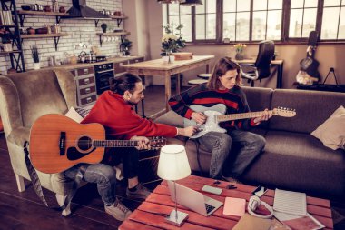 Müzik video izlerken ve kendi kapak yapma iki müzisyen