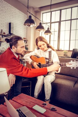 Kazak duygu gitar çalmayı öğrenme neşeli giyen kız