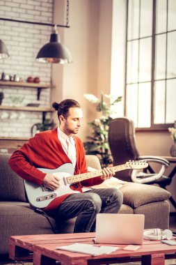 Yeni melodi beste ilham sahip yetenekli müzisyen