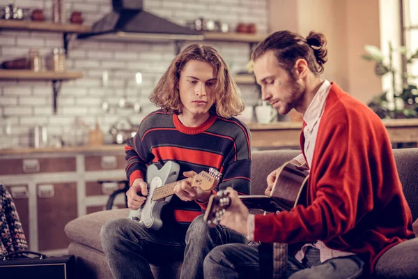 Dos estudiantes talentosos pasan su fin de semana tocando la guitarra —  Fotos de Stock