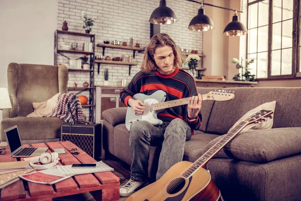 Blonder Student mit Bob-Schnitt spielt seine neue kleine Gitarre — Stockfoto