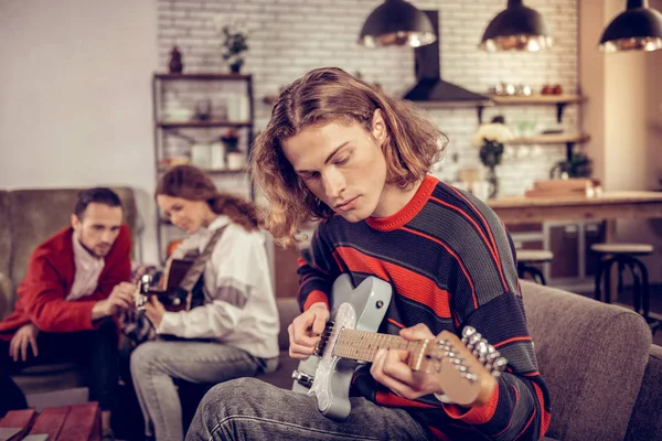 Student mit Bob-Cut-Gefühl inspiriert beim Gitarrespielen — Stockfoto