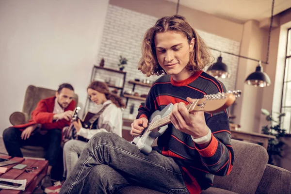 Adolescente con corte bob sonriendo mientras se siente alegre componiendo música — Foto de Stock