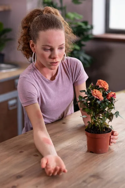 Desafortunada mujer rizada que tiene reacción alérgica en la planta — Foto de Stock