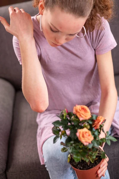 Hübsche schlanke Frau in T-Shirt und heller Jeans — Stockfoto