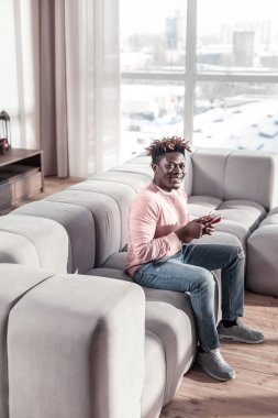 Dinlenmeye vakit geçiriyor, koyu renkli memnun serbest meslek