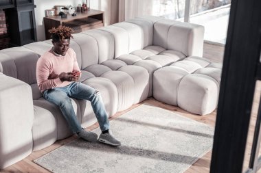 Memnun şık erkek arkadaşı ileti yazmakta