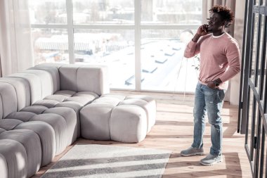 Esmer yakışıklı telefon kulak yakınındaki holding