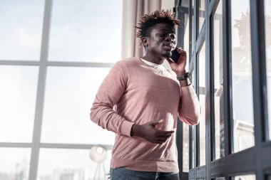 Genç esmer adam telefon konsantre