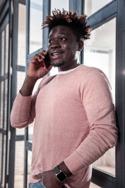 İşten sonra duraklama sahip, koyu renkli neşeli serbest meslek