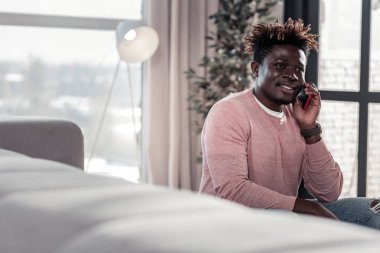 Rahat şık genç adam tüm kulaklarında olmak