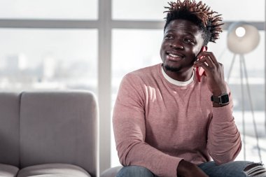 İşten sonra geri kalan sahip neşeli uluslararası adam