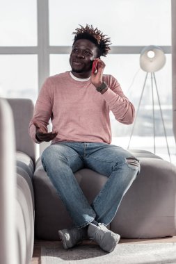 Olumlu memnun genç adam telefon