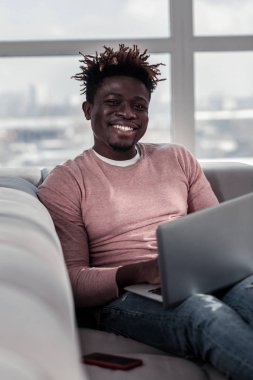 Kameraya poz olumlu memnun genç serbest meslek