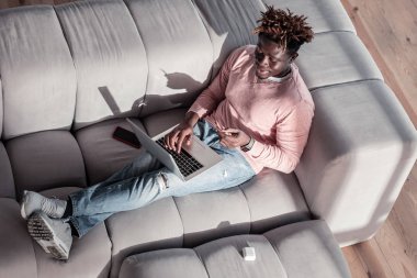 Onun bilgisayar bakan rahat uluslararası adam