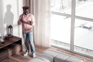 Neşeli esmer erkek kişi telefon