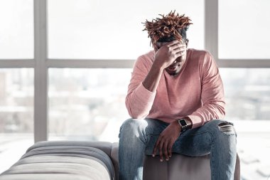 Uluslararası erkek derin düşünceler içinde olmaktan memnun