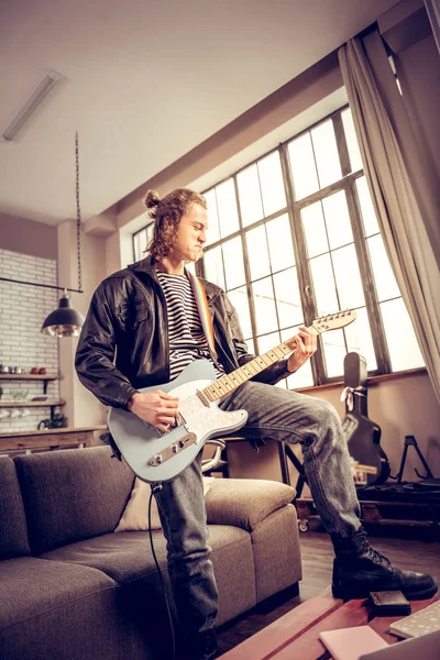 Musiker mit Haarschopf bekommt viel Zufriedenheit beim Spielen von Rockmusik — Stockfoto