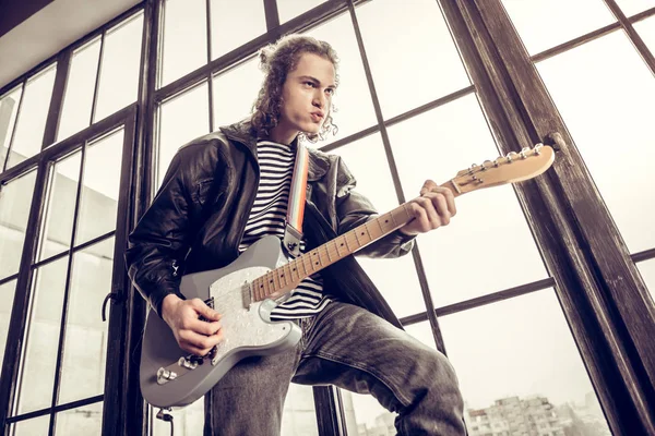 Ceket duygu duygusal rock oynarken giyiyor rock müzisyeni — Stok fotoğraf