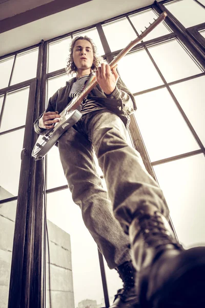 Músico de rock con botas de cuero masivas tocando música — Foto de Stock