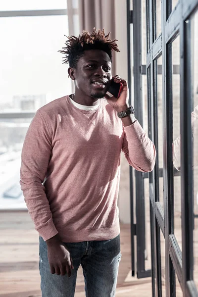 Hoş telefon konuşmayı memnun uluslararası serbest meslek