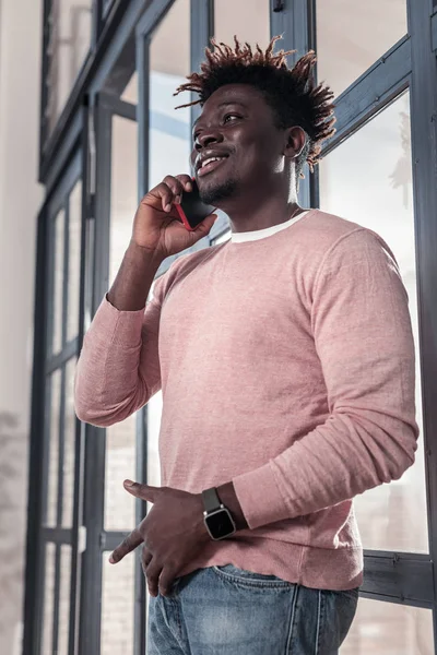 Alegre persona masculina internacional teniendo una conversación agradable — Foto de Stock