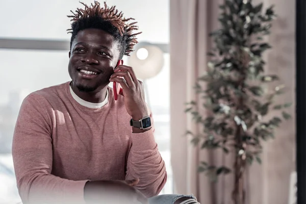 Olumlu memnun şık erkek telefon