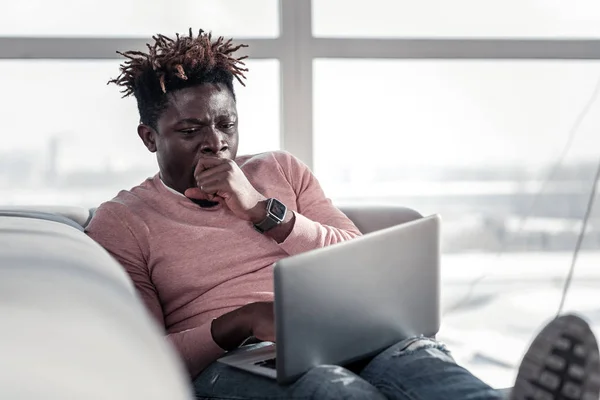 Cansado pessoa masculina sentado na frente do laptop — Fotografia de Stock