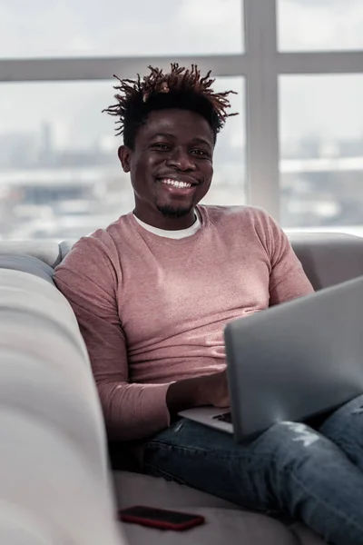 Positivo encantado joven freelancer posando en cámara — Foto de Stock