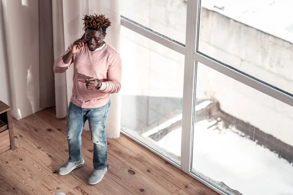 Freelancer elegante alegre que faz uma pausa depois do trabalho — Fotografia de Stock