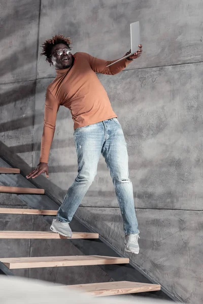 Känslomässiga ung man hålla balansen på trappor — Stockfoto