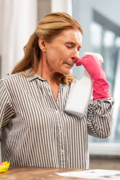 Rijpe huisvrouw gevoel ziek veel allergieën lijden — Stockfoto