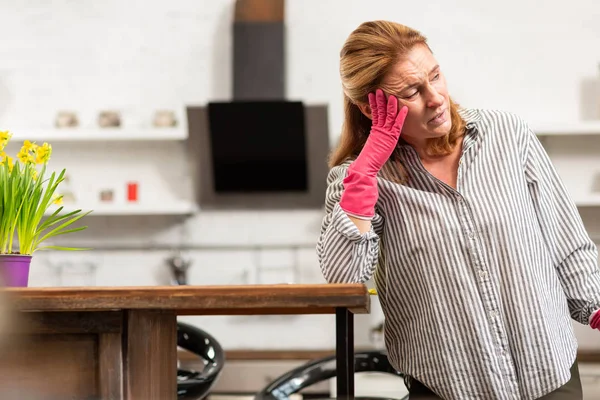 Reife Hausfrau mit starker Blütenallergie in Angst und Schrecken versetzt — Stockfoto