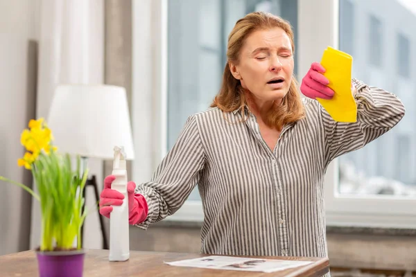 Housewife wearing gloves having sensitivity to cleaning detergents — Stock Photo, Image