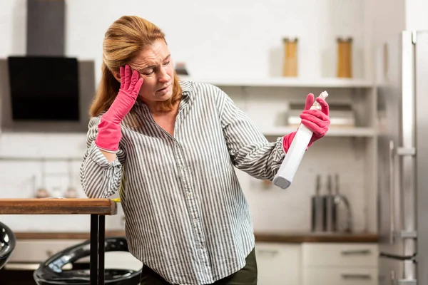 Blonde vrouw met sterke allergie voor het schoonmaken van chemische stoffen — Stockfoto