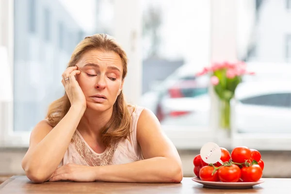 Mulher que tem desejo de comer tomates, mas sofrendo de alergia — Fotografia de Stock