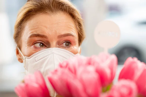 Femme au foyer ayant une forte allergie et se sentant sensible aux fleurs — Photo