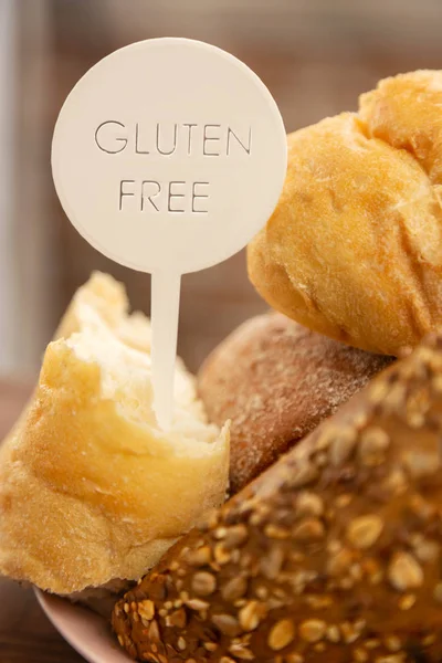 Close up de baguete e pães sem glúten na placa — Fotografia de Stock