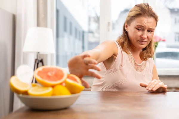 Mulher de olhos escuros não comer toranjas por causa da hipersensibilidade — Fotografia de Stock