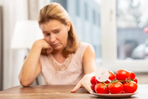 Vrouw ongemakkelijk gevoel hebben van allergie voor tomaten — Stockfoto