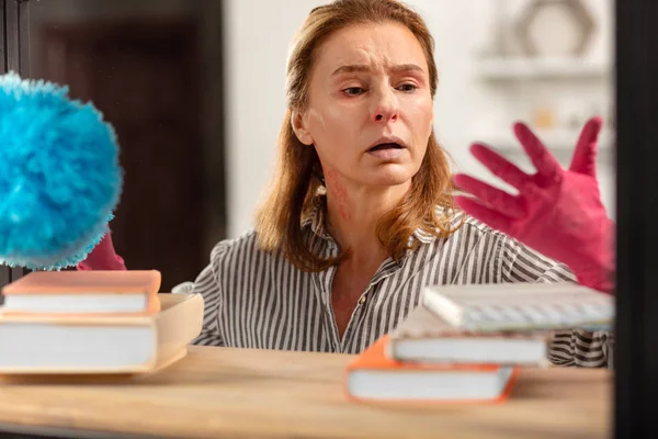 Donker-eyed huisvrouw roze handschoenen moe van stof — Stockfoto